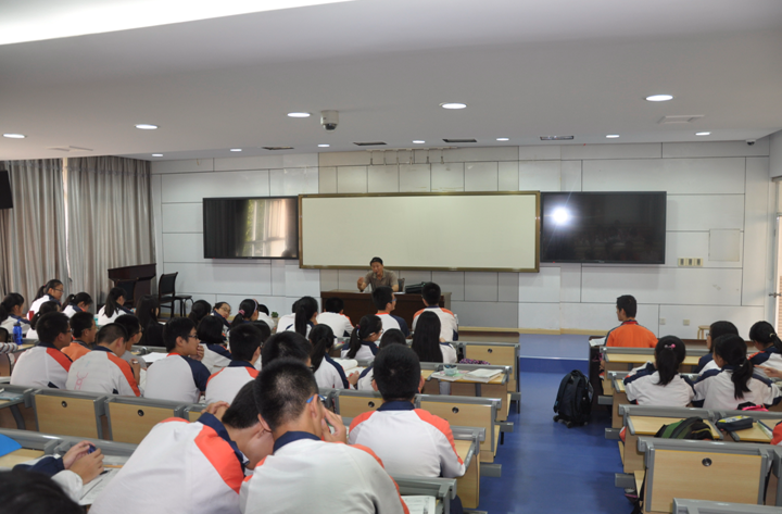 黄海鸥老师为永利官网师生现场指导